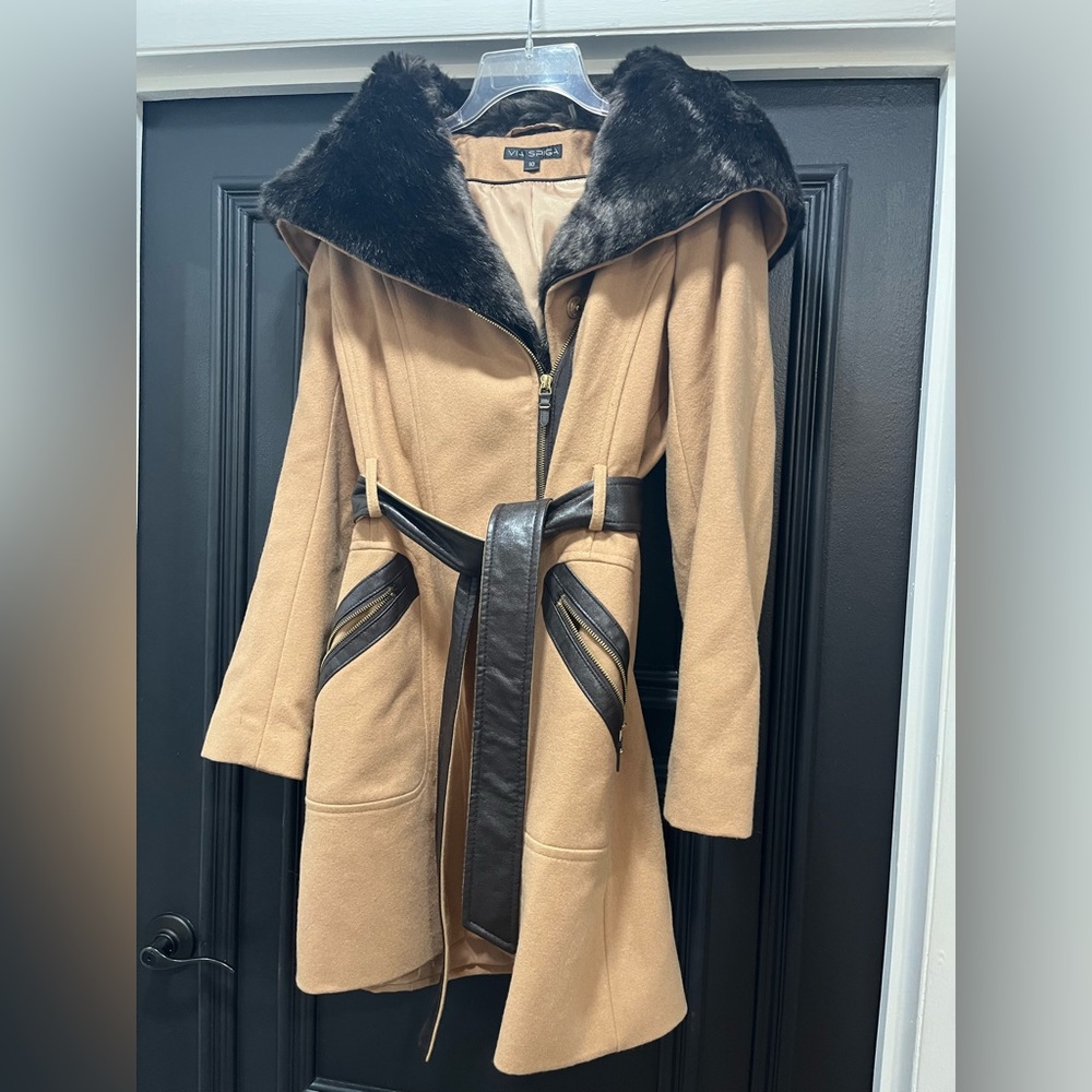 COAT WITH FUR HOOD AND LEATHER BELT & DETAIL